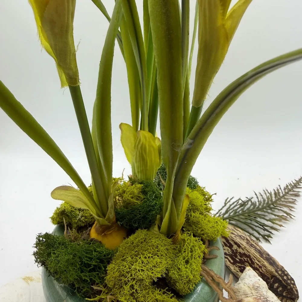 Yellow Daffodil 🌼 Floral Arrangement for Springtime with Moss